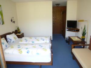 Tempat tidur dalam kamar di Hotel Bahnhof