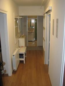 um quarto vazio com uma cozinha e um corredor em Sweet home em Plitvicka Jezera