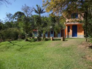 a house with a yard in front of it at Fazenda Camping Cabral in São Lourenço