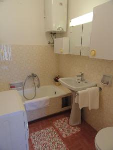 un baño con lavabo y bañera en Dada Apartment, en Rijeka