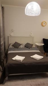 ein Schlafzimmer mit einem Bett mit zwei Handtüchern darauf in der Unterkunft Cukrownia in Stettin