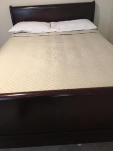 Postel nebo postele na pokoji v ubytování Misquamicut Beach Front Inn