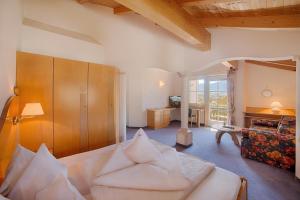 Postel nebo postele na pokoji v ubytování Hotel Gissbach + 37 fotografií