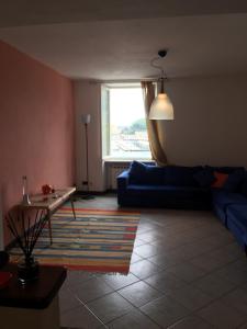フェッツァノにあるCasa Mailiのリビングルーム(青いソファ、テーブル付)