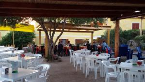 A restaurant or other place to eat at Mare & Mirice - Case Appartamenti Vacanza