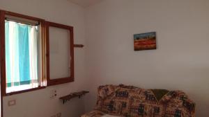 ヴァルデーリチェにあるAi Tre Scaliniのリビングルーム(ソファ、鏡付)