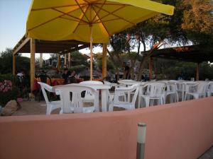 A restaurant or other place to eat at Mare & Mirice - Case Appartamenti Vacanza