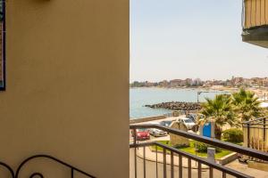 een balkon met uitzicht op het strand bij Apartment Tysandros in Giardini Naxos +7 foto's