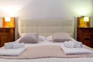 een groot wit bed met twee kussens erop bij Apartment Tysandros in Giardini Naxos