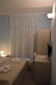 テルモリにあるLa Gemma nel Borgo B&Bのベッドルーム1室(ベッド1台にタオル2枚、デスク付)