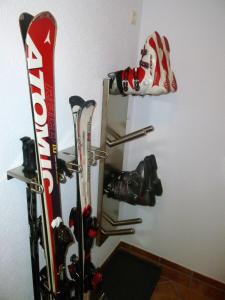 une paire de skis et de chaussures est suspendue sur un mur dans l'établissement Ferienwohnung Sonnentraum, à Hainzenberg