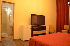 A television and/or entertainment centre at Casa Remo - Guesthouse