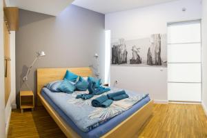 ウストロニエ・モルスキエにあるApartament Blue i Grey na Klifieのベッドルーム(青い枕のベッド1台付)