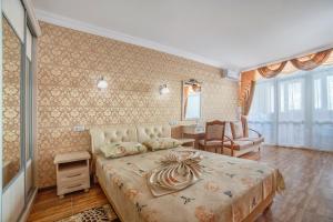 1 dormitorio con 1 cama grande y sala de estar en Alvis Guest House, en Alushta