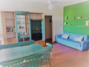 Villaggio RestaにあるVilla dei Gelsiのリビングルーム(青いソファ、テーブル付)