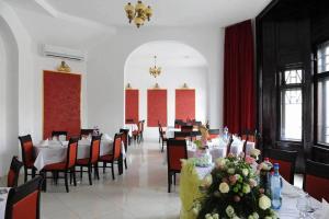 a dining room with tables and chairs in a restaurant at Casa Remo - Guesthouse in Turda