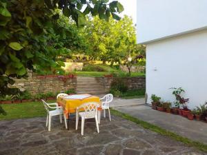 una mesa y sillas en un patio en Fenix Rooms en Arbanasi