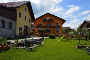 un edificio de apartamentos con parque infantil en un patio en Pimperlhof, en Franking