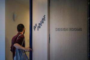 un hombre está de pie en un ascensor en una habitación en UP THERE design rooms, en Split