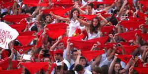 una multitud de personas sosteniendo banderas rojas en STUDIO Grande Plage de BIARRITZ, en Biarritz
