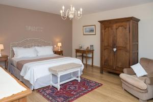 Uma cama ou camas num quarto em La Boudrie