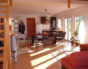 una cucina e una sala da pranzo con tavolo e sedie di Apartments Roko a Mali Iž
