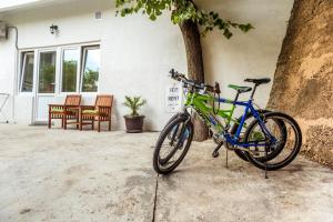 Una bicicleta estacionada junto a un árbol frente a una casa en Apartments Moskov, en Kotor