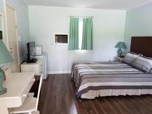 מיטה או מיטות בחדר ב-Pinecone Motel