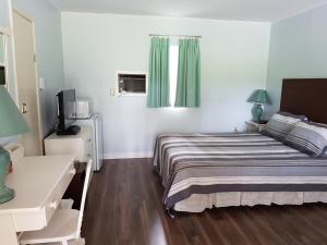Postel nebo postele na pokoji v ubytování Pinecone Motel
