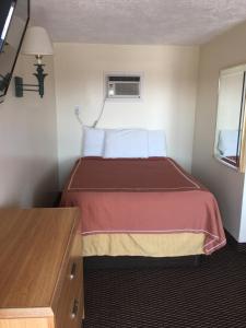 Säng eller sängar i ett rum på Caravan Motel