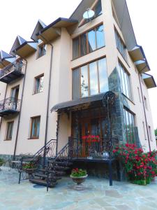 a building with benches and flowers in front of it at Glanz in Yaremche