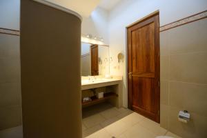 a bathroom with a toilet, sink and mirror at Casa Hacienda San Jose in Chincha Alta