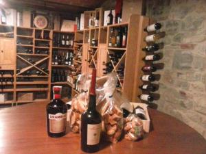 2 botellas de vino en una mesa de una bodega en Agriturismo Valiana, en Montegabbione 68 fotos más