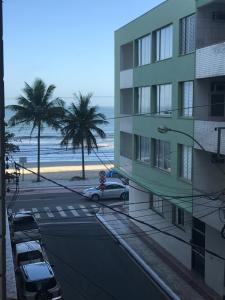 uma vista para um edifício e uma praia com palmeiras em Apartamento - Balneário Camboriú em Balneário Camboriú