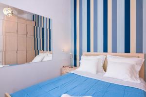 Un pat sau paturi într-o cameră la Mythodea Apartments