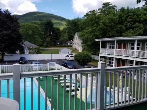 Výhled na bazén z ubytování Lido Motel Lake George nebo okolí