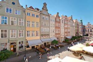 una vista aérea de una calle de la ciudad con edificios en Apartamenty Gdańsk EU - Apartamenty Przy Piwnej II, en Gdansk