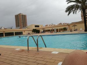 una gran piscina con un edificio en el fondo en Apartamento Comunidades Lusiadas, en Portimão