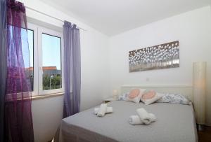 1 dormitorio con 1 cama con 2 toallas en Rooms Franica, en Dubrovnik