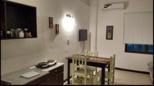 a kitchen with a table and chairs in a room at Los Merinos in Bahía Blanca