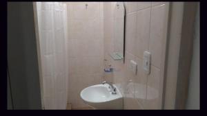 バイアブランカにあるLos Merinosの洗面台とシャワー付きのバスルーム +22枚の写真