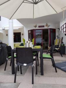A seating area at Guanabara Park - 7 Heaven apartments