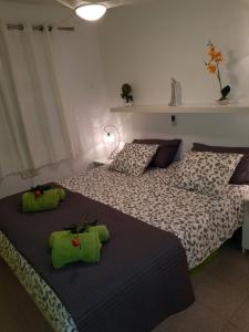プエルトリコにあるGuanabara Park - 7 Heaven apartmentsのベッドルーム1室(緑の枕が付いたベッド2台付)