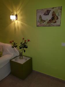 プエルトリコにあるGuanabara Park - 7 Heaven apartmentsの緑の部屋(花瓶付)