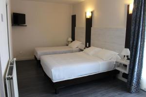En eller flere senger på et rom på Hôtel Etang des Reynats