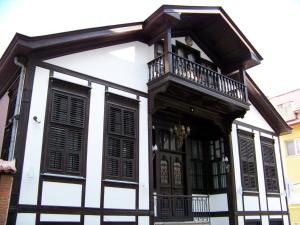 a black and white house with a balcony at Edirne osmanlı evleri in Edirne