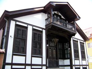 a black and white house with a balcony at Edirne Osmanlı Evleri in Edirne