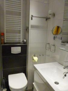 艾默里奇的住宿－City Apartments Will，浴室配有白色卫生间和盥洗盆。