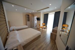 Postel nebo postele na pokoji v ubytování Hotel Elesio + 37 fotografií