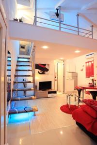 una sala de estar con una escalera en una casa en Apartments Ella, en Split